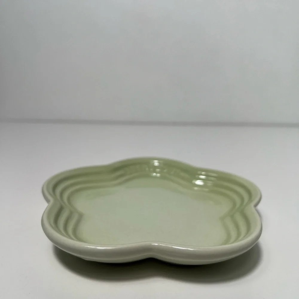 Le Creuset Stoneware Flower Petal Scalloped Trinket Dish Plate Tray